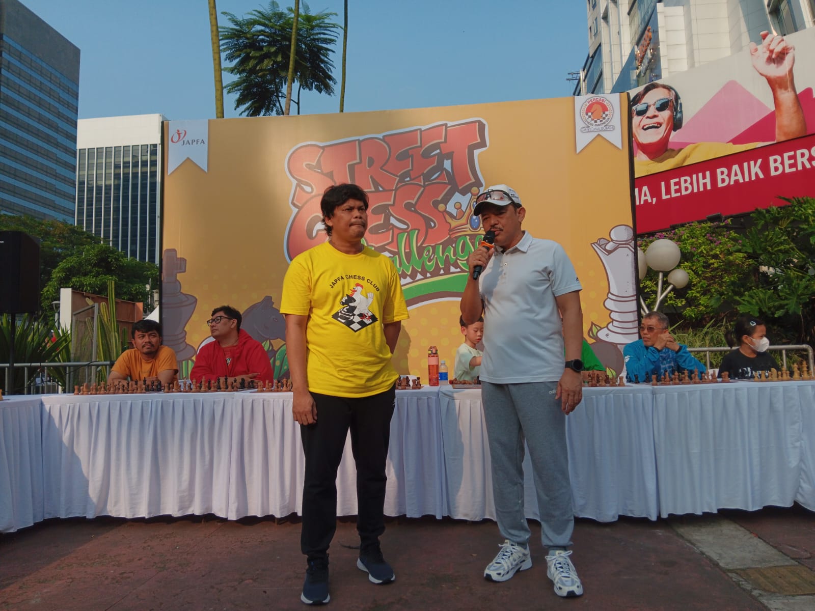 Memasyarakatkan Catur, GM Susanto Megaranto Lawan 20 Pecatur Sekaligus Di Car Free Day