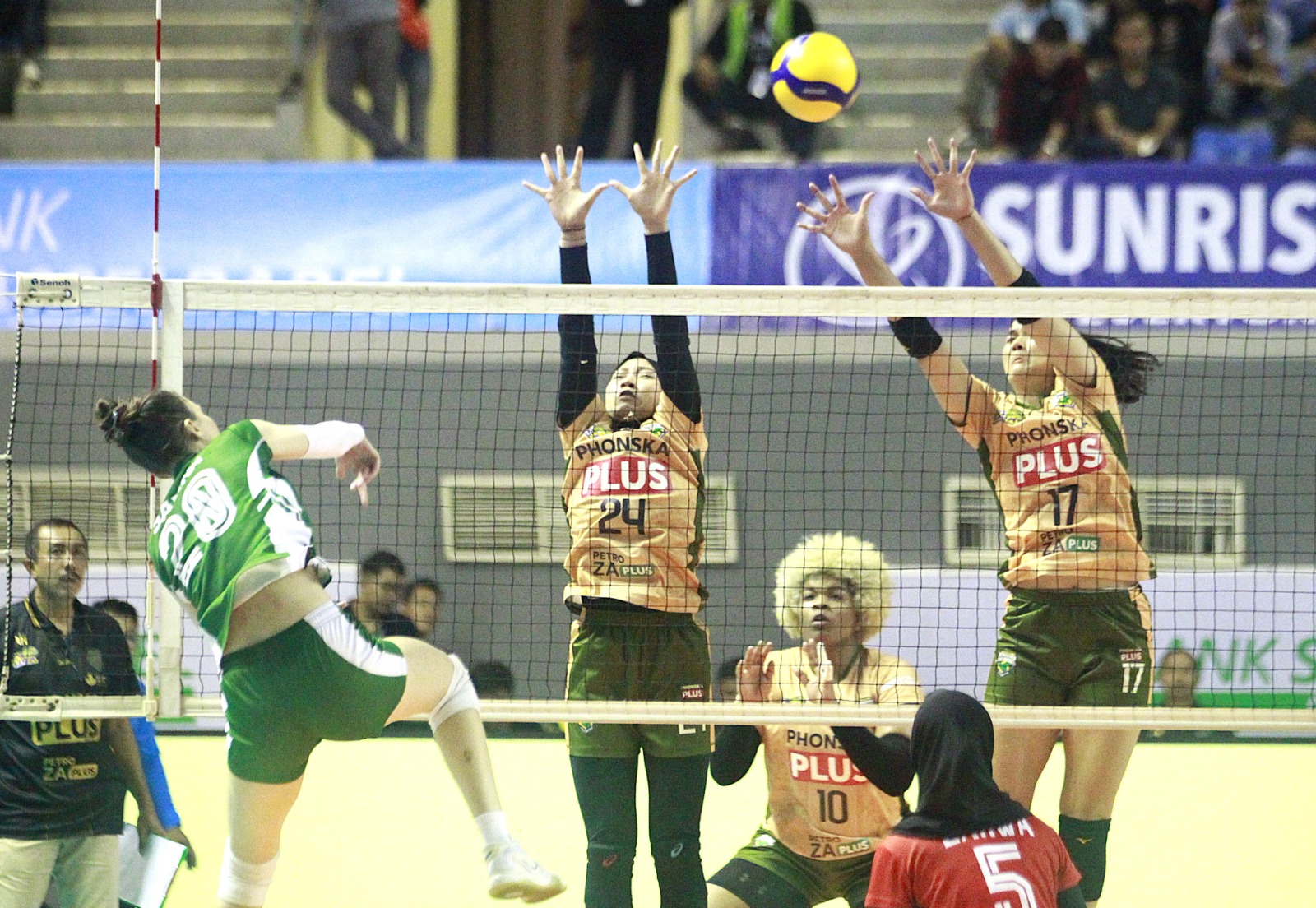 PLN Mobile Proliga 2025 : Petrokimia Tundukkan Falcons, Peluang ke Final Four Masih Menunggu Laga  Livin' vs Bandung bjb