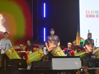 Ditandai Tabuhan Gendang Baleg, FORNAS VIII NTB 2025 Resmi Ditutup