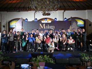 Mendapat Bintang Jasa Dari Presiden, Senny Marbun Dapat Kejutan dari Atlet NPC
