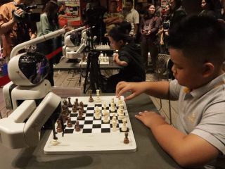 Turnamen Catur Merry Riana’s Fun Chess Night Dimeriahkan Laga Melawan Robot Catur